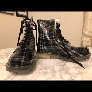 Dirty Laundry Black Plaid Rain Boot 8 🌦
